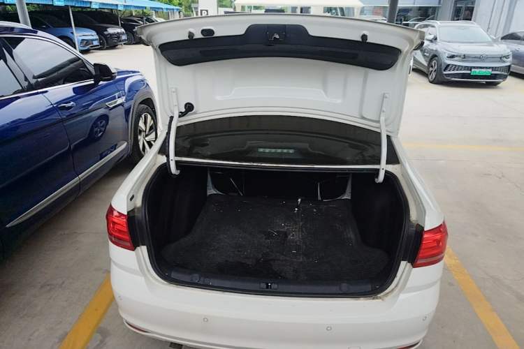 Used Volkswagen Lavida 2015 1.6L Manual Fashion Edition Trunk