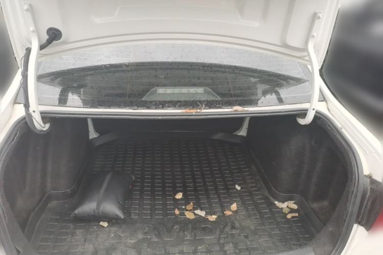 Used Volkswagen Lavida 2015 1.6L Automatic Fashion Edition Trunk