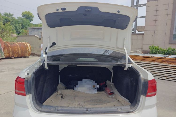 Used Volkswagen Lavida 2015 1.6L Manual Fashion Edition Trunk