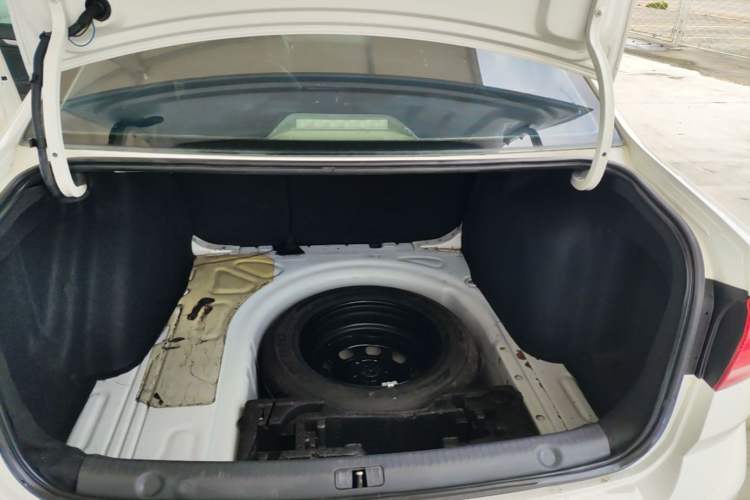 Used Volkswagen Lavida 2015 1.6L Automatic Comfort Edition Trunk