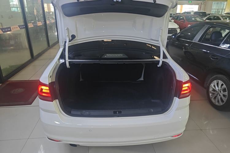 Used Volkswagen Lavida 2015 1.6L Automatic Fashion Edition Trunk