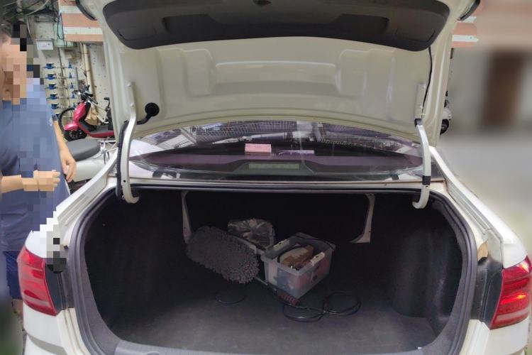 Used Volkswagen Lavida 2015 1.6L Manual Fashion Edition Trunk