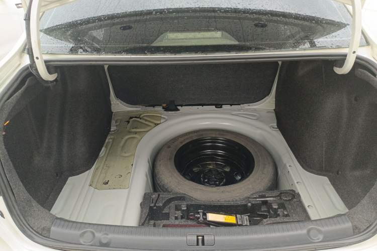 Used Volkswagen Lavida 2015 1.6L Automatic Fashion Edition Trunk