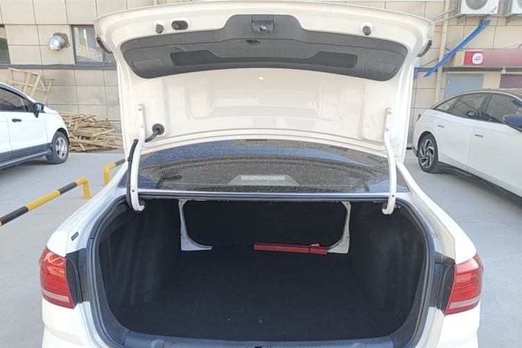 Used Volkswagen Lavida 2015 1.6L Automatic Fashion Edition Trunk