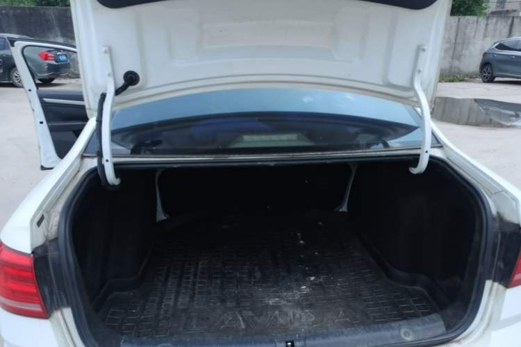 Used Volkswagen Lavida 2015 1.6L Manual Comfort Edition Trunk