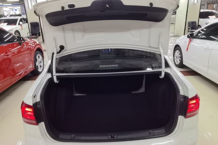 Used Volkswagen Lavida 2015 1.6L Automatic Comfort Edition Trunk