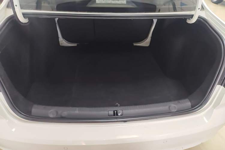 Used Volkswagen Lavida 2015 1.6L Automatic Comfort Edition Trunk