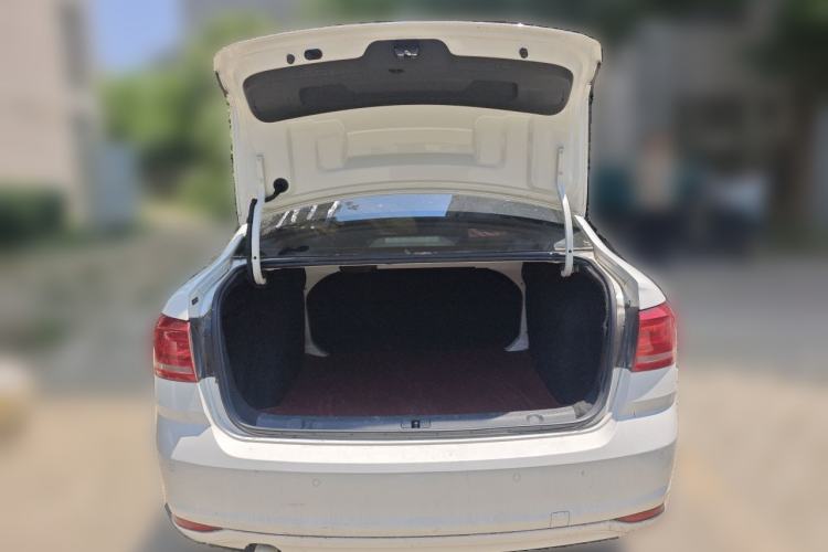 Used Volkswagen Lavida 2015 1.6L Manual Comfort Edition Trunk