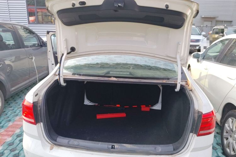 Used Volkswagen Lavida 2015 1.6L Automatic Comfort Edition Trunk