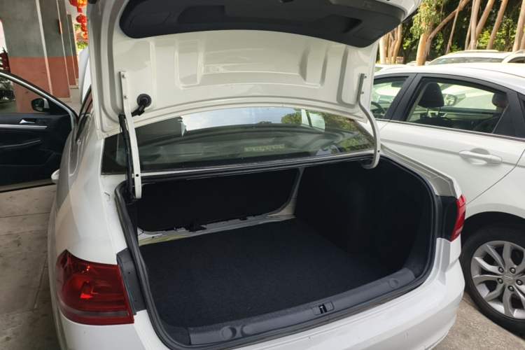 Used Volkswagen Lavida 2015 1.6L Automatic Fashion Edition Trunk