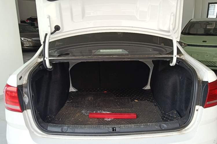 Used Volkswagen Lavida 2015 1.6L Automatic Comfort Edition Trunk