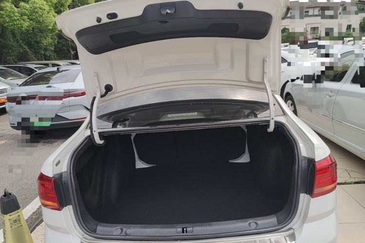 Used Volkswagen Lavida 2015 1.6L Automatic Comfort Edition Trunk
