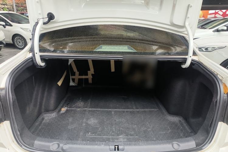 Used Volkswagen Lavida 2015 1.6L Automatic Fashion Edition Trunk