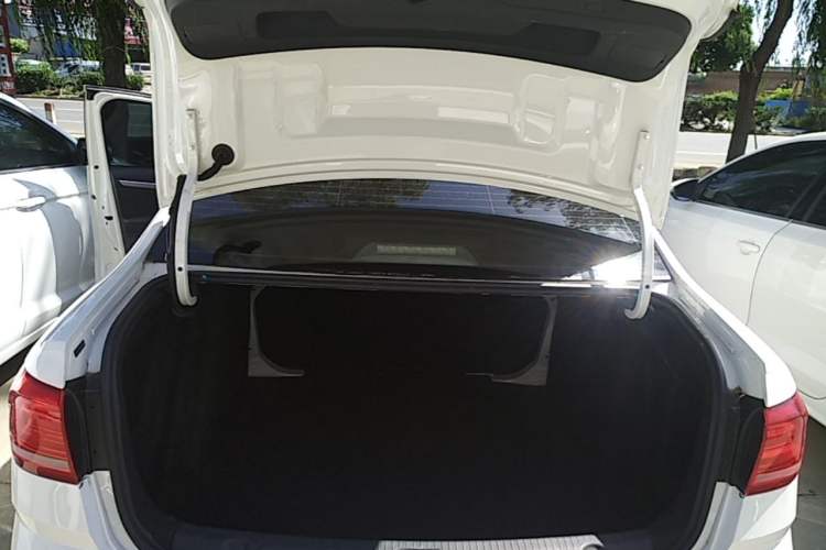 Used Volkswagen Lavida 2015 1.6L Automatic Fashion Edition Trunk