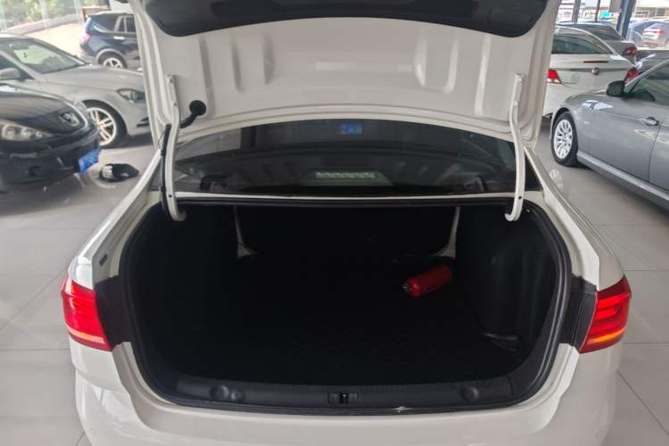 Used Volkswagen Lavida 2015 1.6L Automatic Fashion Edition Trunk