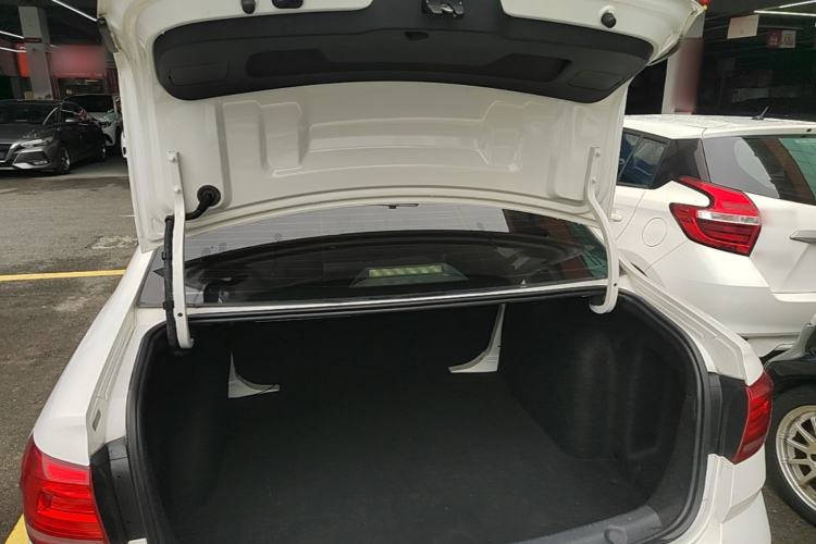 Used Volkswagen Lavida 2015 1.6L Manual Comfort Edition Trunk