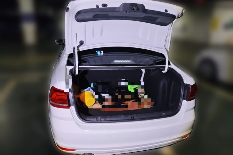 Used Volkswagen Lavida 2015 1.6L Automatic Fashion Edition Trunk