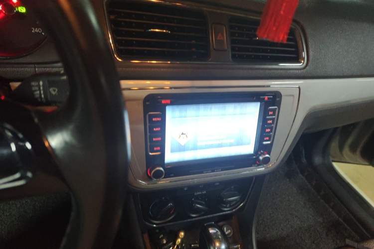 Used Volkswagen Lavida 2015 1.6L Automatic Comfort Edition Audio And AC Panel
