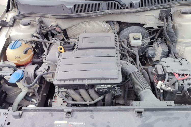 Used Volkswagen Lavida 2015 1.6L Manual Fashion Edition Engine Bay