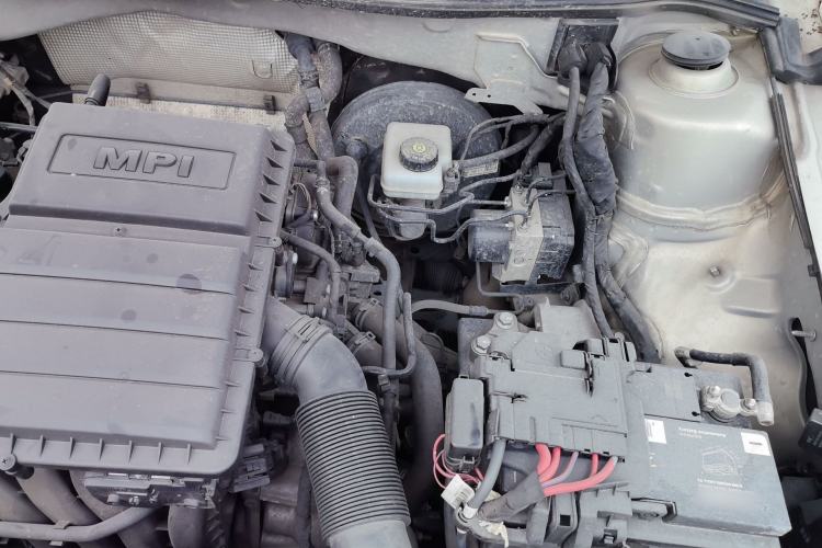 Used Volkswagen Lavida 2015 1.6L Manual Fashion Edition Engine Bay Left