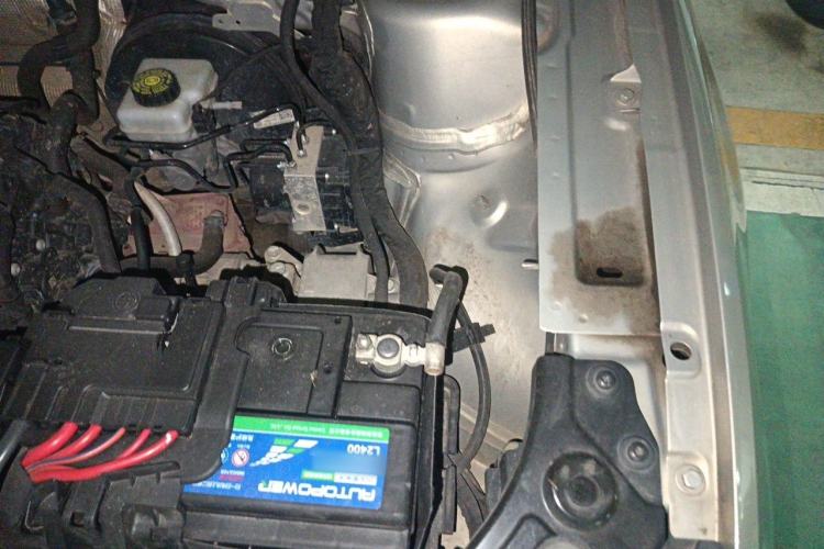 Used Volkswagen Lavida 2015 1.6L Automatic Comfort Edition Engine Bay Left