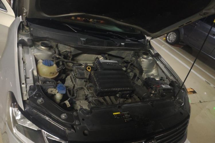 Used Volkswagen Lavida 2015 1.6L Automatic Comfort Edition Engine Bay