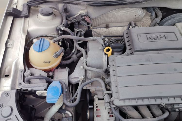 Used Volkswagen Lavida 2015 1.6L Manual Fashion Edition Engine Bay Right