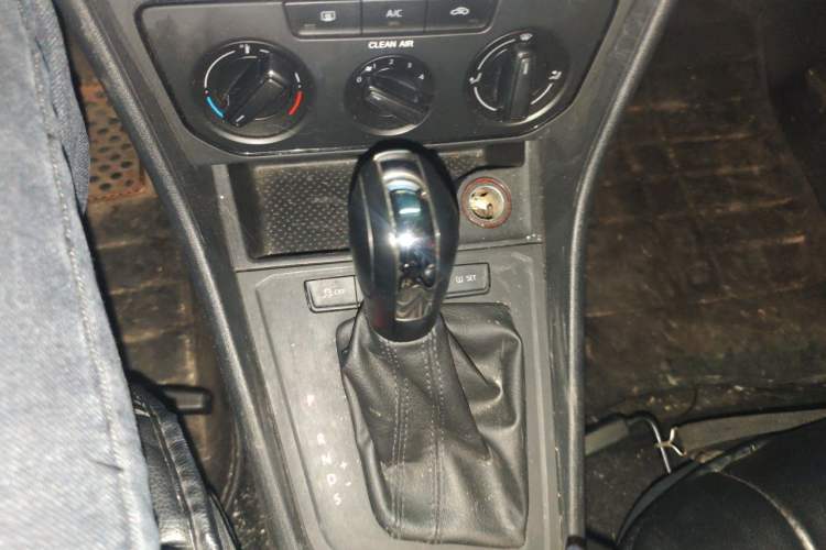 Used Volkswagen Lavida 2015 1.6L Automatic Fashion Edition Gear Lever