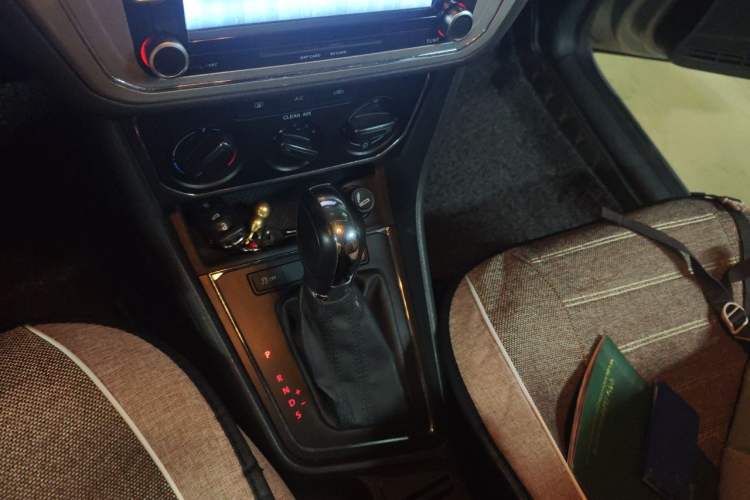 Used Volkswagen Lavida 2015 1.6L Automatic Comfort Edition Gear Lever
