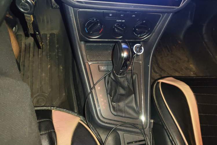 Used Volkswagen Lavida 2015 1.6L Automatic Comfort Edition Gear Lever