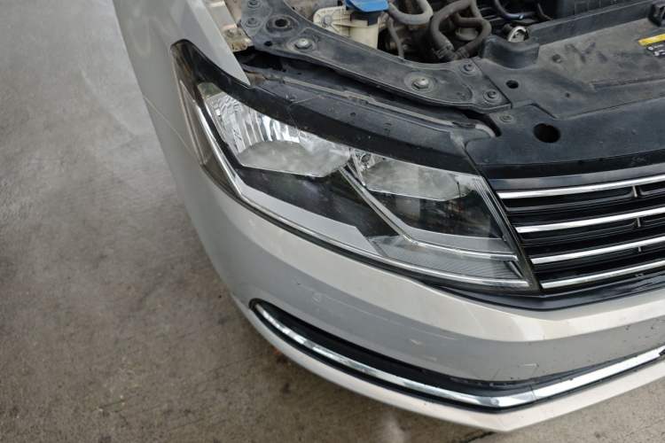 Used Volkswagen Lavida 2015 230TSI DSG Comfort Edition Right Front Headlight