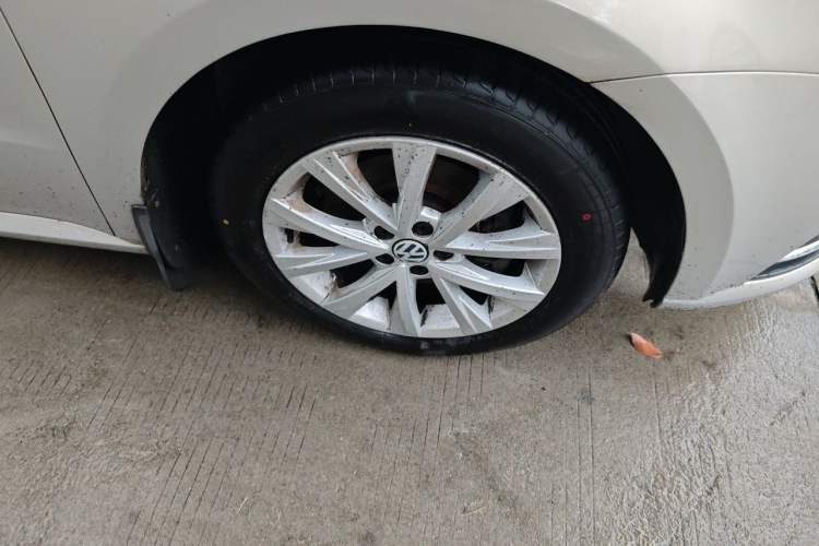 Used Volkswagen Lavida 2015 230TSI DSG Comfort Edition Right Front Wheel Hub