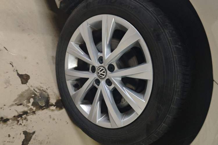Used Volkswagen Lavida 2015 1.6L Automatic Comfort Edition Right Front Wheel Hub
