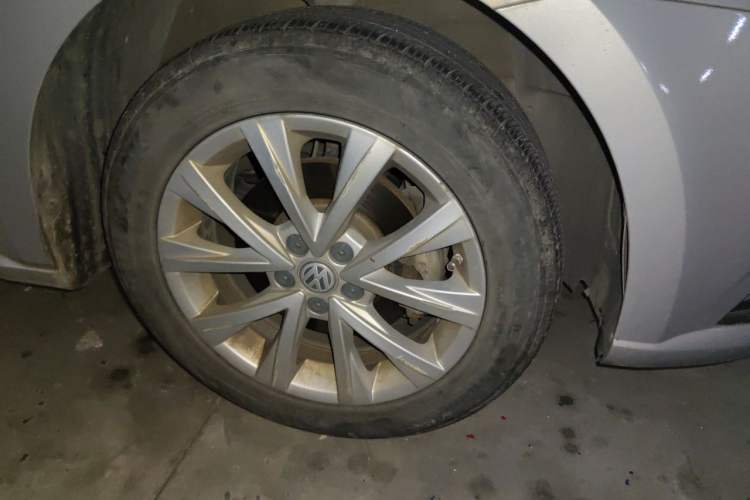 Used Volkswagen Lavida 2015 1.6L Automatic Comfort Edition Right Front Wheel Hub