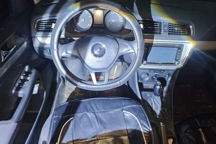 Used Volkswagen Lavida 2015 1.6L Automatic Fashion Edition Steering Wheel
