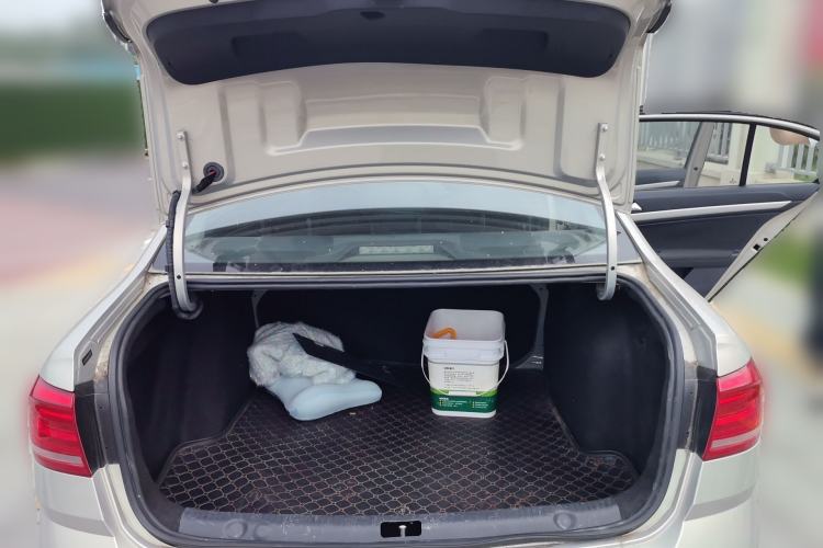 Used Volkswagen Lavida 2015 1.6L Manual Fashion Edition Trunk