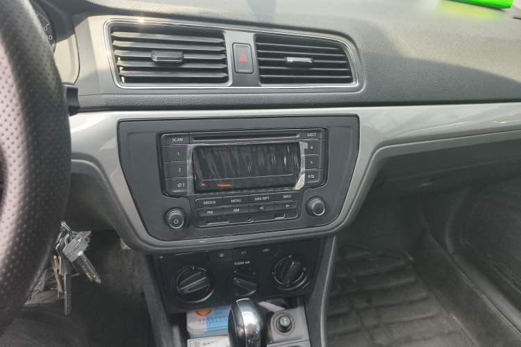 Used Volkswagen Lavida 2017 1.6L Automatic Fashion Edition Audio And AC Panel
