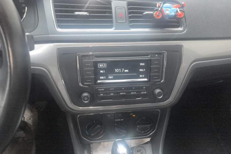 Used Volkswagen Lavida 2017 1.6L Automatic Comfort Edition Audio And AC Panel