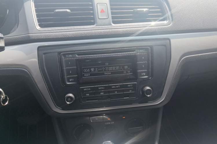 Used Volkswagen Lavida 2017 1.6L Automatic Fashion Edition Audio And AC Panel