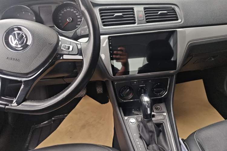 Used Volkswagen Lavida 2017 1.6L Automatic Comfort Edition Audio And AC Panel