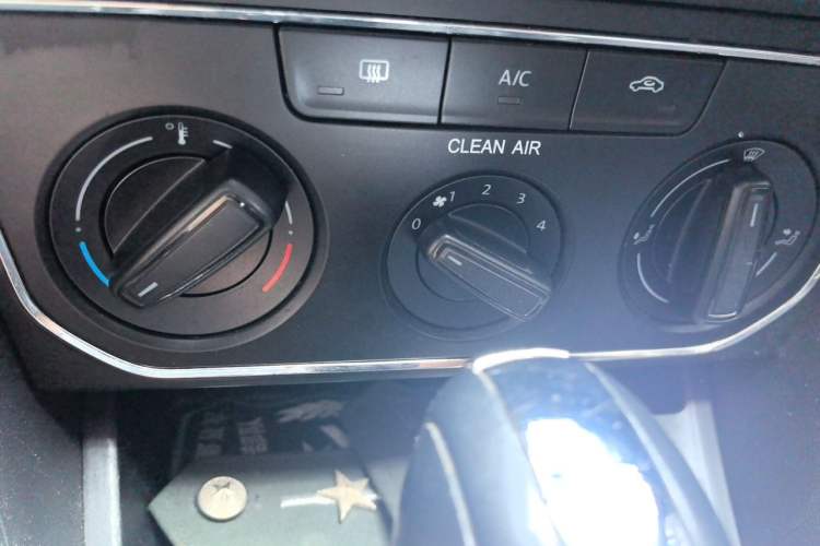 Used Volkswagen Lavida 2017 1.6L Automatic Comfort Edition Audio And AC Panel