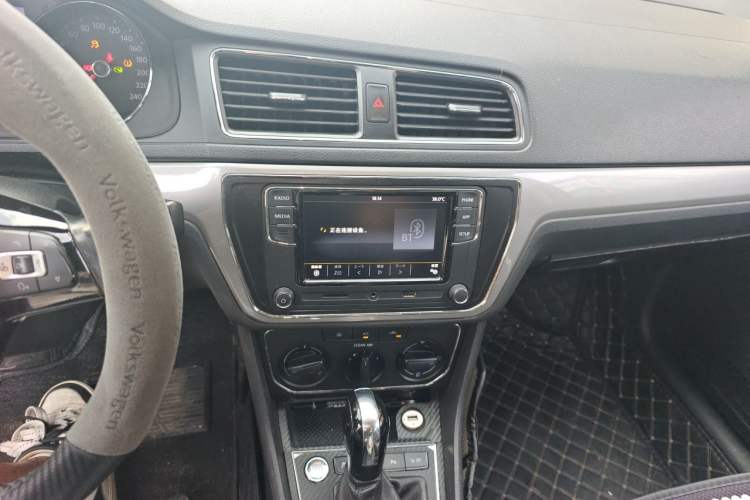Used Volkswagen Lavida 2017 1.6L Automatic Comfort Edition Audio And AC Panel