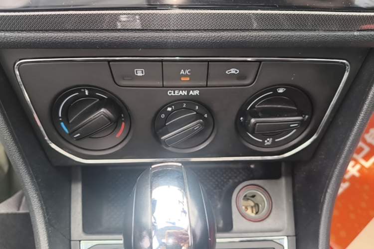 Used Volkswagen Lavida 2017 1.6L Automatic Comfort Edition Audio And AC Panel