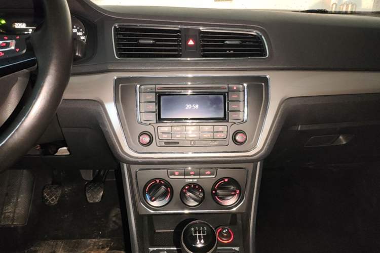 Used Volkswagen Lavida 2017 1.6L Manual Comfort Edition Audio And AC Panel