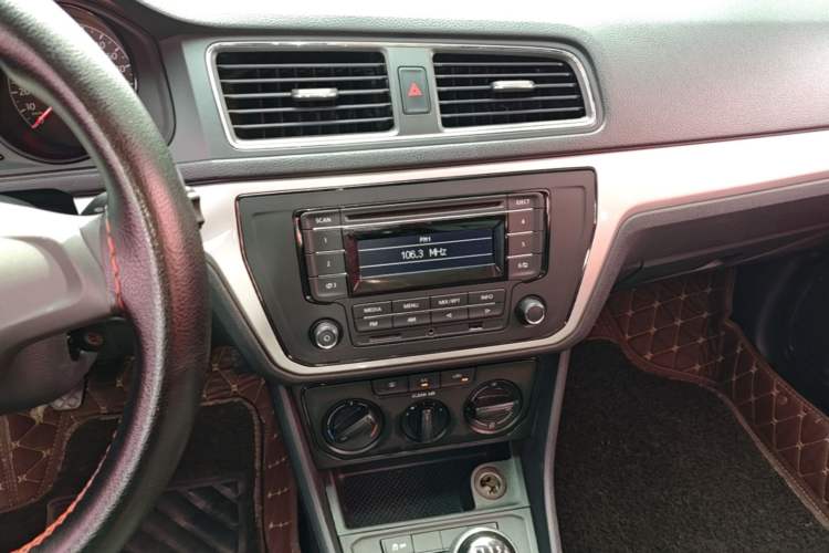 Used Volkswagen Lavida 2017 1.6L Manual Fashion Edition Audio And AC Panel