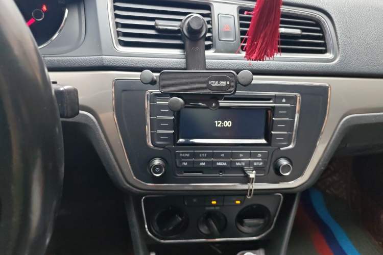 Used Volkswagen Lavida 2017 1.6L Manual Comfort Edition Audio And AC Panel