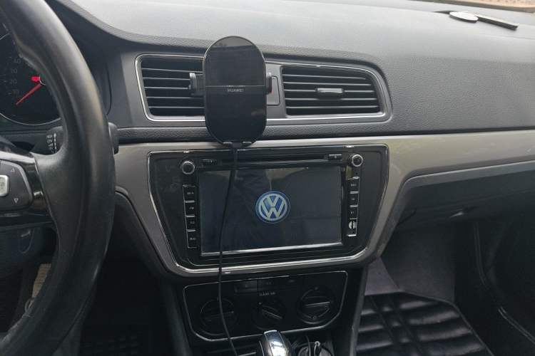 Used Volkswagen Lavida 2017 1.6L Automatic Comfort Edition Audio And AC Panel