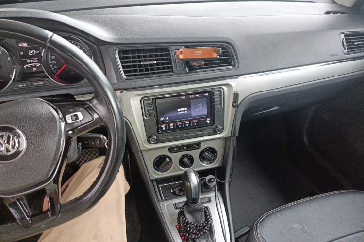 Used Volkswagen Lavida 2017 1.6L Automatic Fashion Edition Audio And AC Panel
