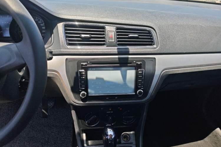 Used Volkswagen Lavida 2017 1.6L Automatic Fashion Edition Audio And AC Panel