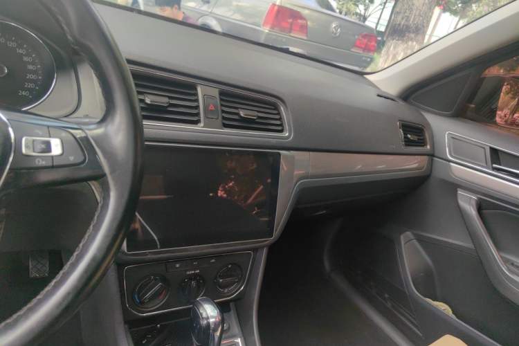 Used Volkswagen Lavida 2017 1.6L Automatic Comfort Edition Audio And AC Panel